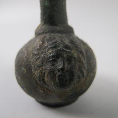 null Petit vase en bronze aux deux têtes de Gorgones en relief. H 6cm. Style rom...