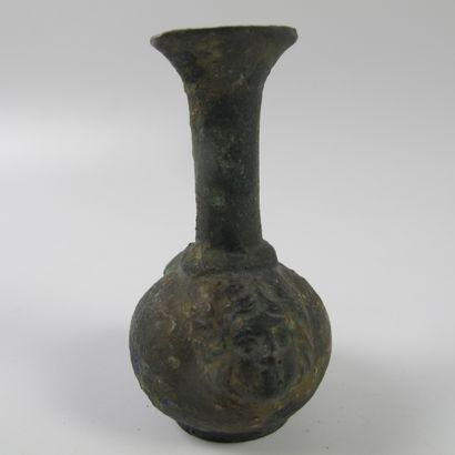 null Petit vase en bronze aux deux têtes de Gorgones en relief. H 6cm. Style rom...
