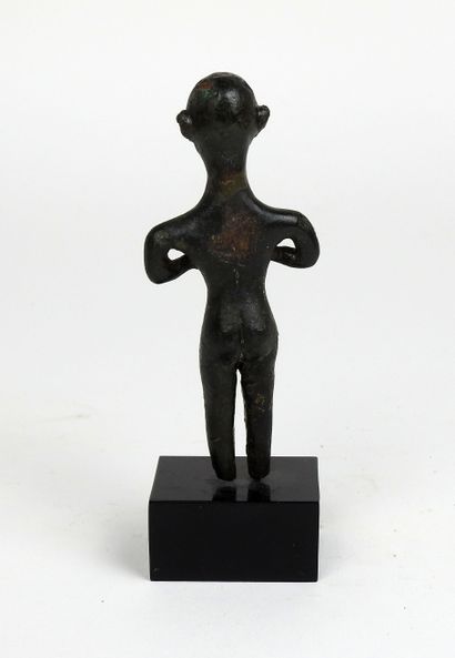 null Idole féminine les mains sur la poitrine

Bronze 9.8 cm (sans le socle)

Civilisation...