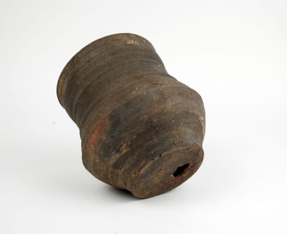 null Vase campaniforme à décor à la roulette

Terre cuite 15 cm manque au fond

Protohistoire...