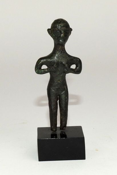 null Idole féminine les mains sur la poitrine

Bronze 9.8 cm (sans le socle)

Civilisation...