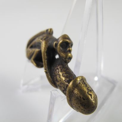 null Palad Khik phallus-amulette au singe, talisman magique de fécondité. Bronze....