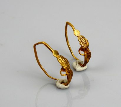 null Paire de boucles d’oreilles à décor d’Eros surmonté d’un élément circulaire,...