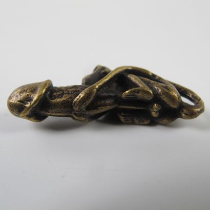 null Palad Khik phallus-amulette au singe, talisman magique de fécondité. Bronze....