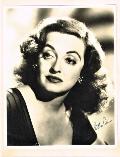 null 332 - Bette DAVIS (1908-1989), American actress. Large original photograph signed...