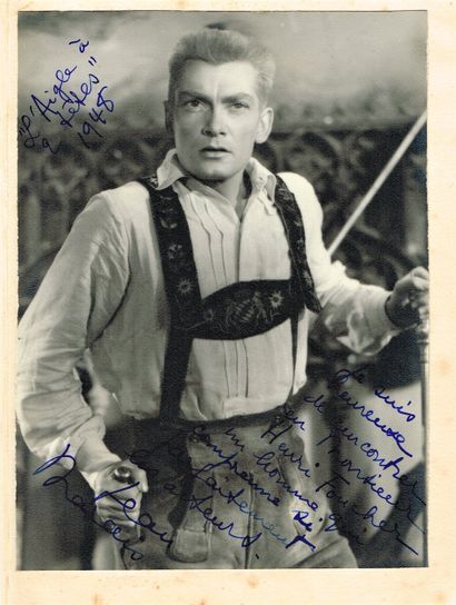 null 338 - Jean MARAIS (1913-1998), acteur. Belle photographie originale dans « L’Aigle...