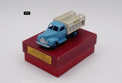 null 
DINKY TOYS - France - 1/55e - Métal (1)




- # 25 O /1a CAMION LAITIER STUDEBAKER




Variante...