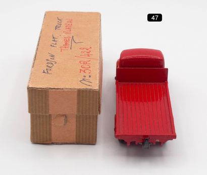  DINKY TOYS G.B. - 1/43th (1) 
# 30 R/422 -FORDSON THAMES tray. Bright red. Very...