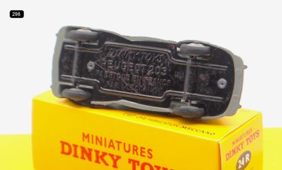  DINKY TOYS - France - Metal (1) 
# 24 R 1b (1952-53) PEUGEOT 203 
Small window,...