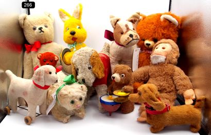 null PLUSH ANIMAL SET (13)

Including: 1 plush and felt monkey (32 cm), 1 dog "Doly"...