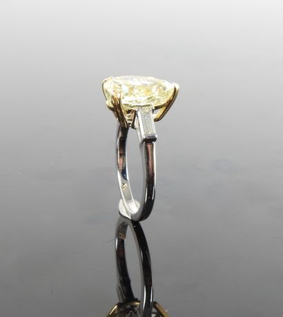 null 
Solitaire ring in white and yellow gold, 750 MM, set with a pear cut Fancy...
