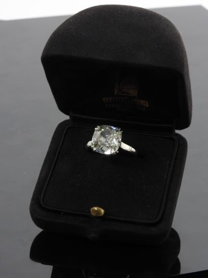 null 
V.C.A, Bague solitaire en platine 900 MM, ornée d'un diamant taille coussin...