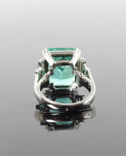 null 
Ring in white gold, 750 MM, set with an emerald cut emerald weighing 13.78...