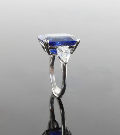 null 
VAN CLEEF & ARPELS, Ring in platinum 900 MM, set with an emerald cut sapphire,...