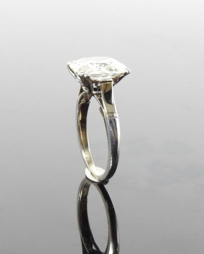 null 
V.C.A, Bague solitaire en platine 900 MM, ornée d'un diamant taille coussin...