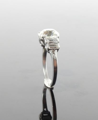 null 
Bague en or gris 750MM et, platine 900 MM, ornée d'un diamant taille coussin...