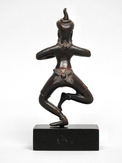 null Khmer probablement du XII° siècle Jeune danseuse

Bronze

H 14 cm