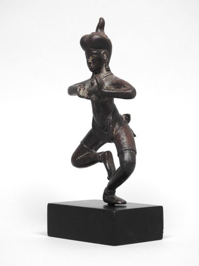null Khmer probablement du XII° siècle Jeune danseuse

Bronze

H 14 cm