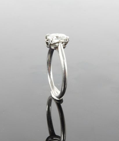 null 
Solitaire ring in white gold, 750 MM, set with a brilliant-cut diamond weighing...