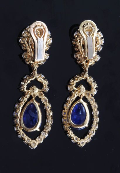 null 
O.J PERRIN Paris, Earrings

in yellow gold clips, 750 MM, each formed by two...