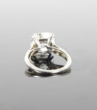 null 
V.C.A., Solitaire ring in platinum 900 MM, set with an old cushion-cut diamond...