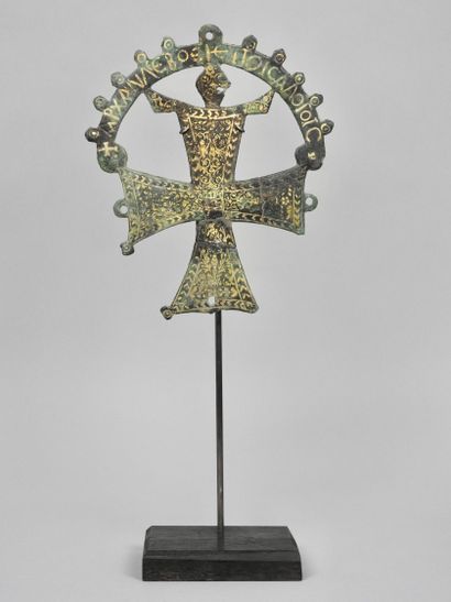 null Empire byzantin, VII°- XV° siècles Grande croix

Bronze réhaussé d’or

H 17...