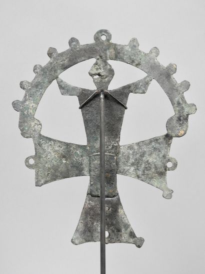 null Empire byzantin, VII°- XV° siècles Grande croix

Bronze réhaussé d’or

H 17...