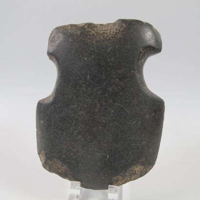 null Hache polie votive à encoche. Basalte. L 9cm. Culture néolithique de Valdivia...