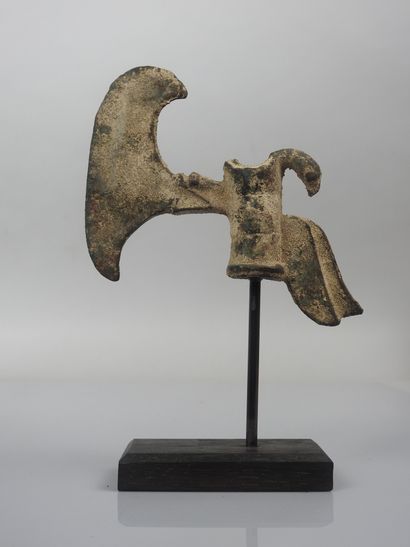 null Fine polymorphic ceremonial axe with a dragon's head and a raptor on the handle,...