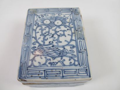 null Boîte couverte rectangulaire en porcelaine blanc bleu à décor d'une chouette....