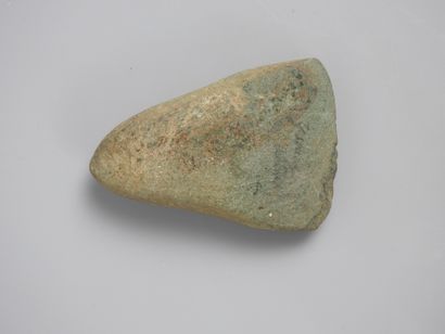null Hache votive en pierre verte du néolithique.Vers le IVè millénaire av J.C.
Bassin...