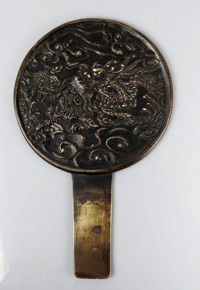 null Grand miroir à décor de dragon
Laiton 24.5 cm
Chine XIXème siècle
