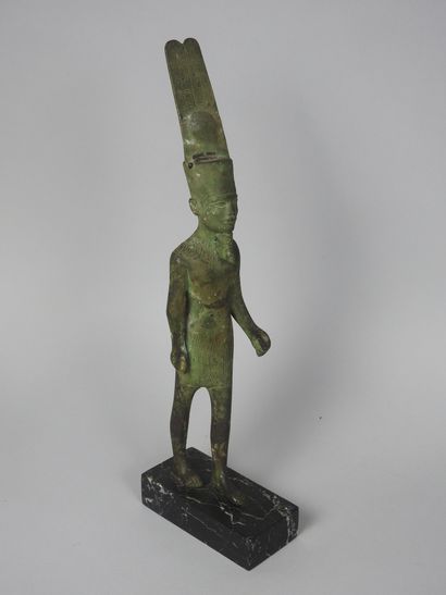 null Large statuette of the God Amon Re wearing two feathers and the solar disc.
He...