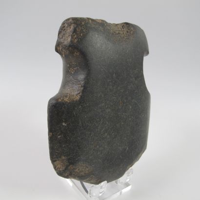 null Hache polie votive à encoche. Basalte. L 9cm. Culture néolithique de Valdivia...