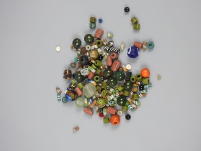 null Vers une centaine de perles diverses de différents continents.