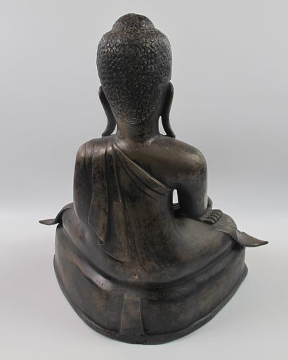 null Statue de Bouddha en bronze assis dans la position de la prise de la terre à...
