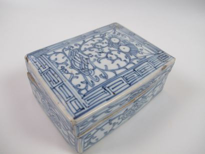 null Boîte couverte rectangulaire en porcelaine blanc bleu à décor d'une chouette....