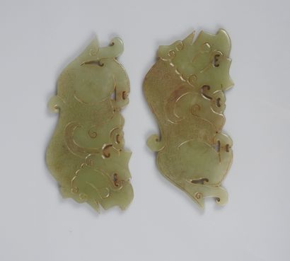 null Rare paire de Pei en jade néphrite céladon en forme de dragon stylisé. Chine...