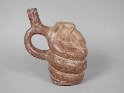 null Vase étrier Mochica .
Vers 100-600ap J.C.
Serpent à oreilles mangeant une grenouille.Céramique...