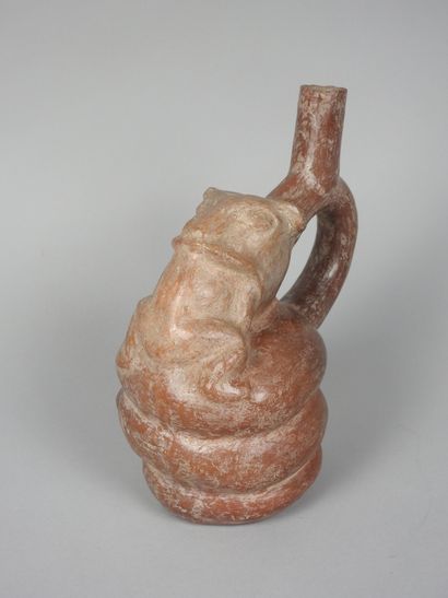 null Vase étrier Mochica .
Vers 100-600ap J.C.
Serpent à oreilles mangeant une grenouille.Céramique...