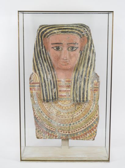 null Wooden sarcophagus bust with polychrome engobe.
Fine pink face with classical...