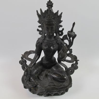 null Statuette de Tara en bronze à patine noire. H 21cm. Chine / Tibet. XXe.