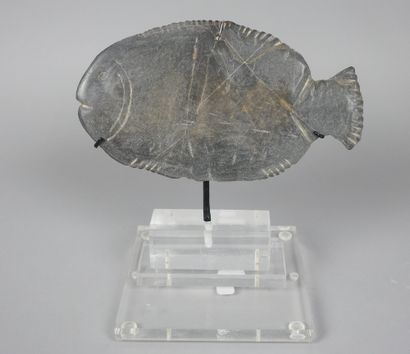 null Carved stone fish in the form of a palette. Predynastic style. 20cm.