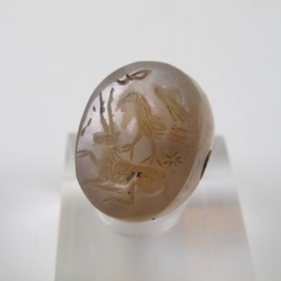 null Perle-sceau ellipsoïde en calcédoine sculptée en intaille d'un aigle sur un...