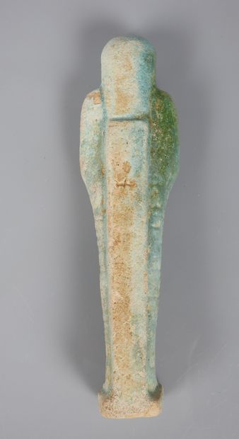 null Oushebti inscribed with blue frit.665-332 B.C.In the state.Misses.
H :19cm....