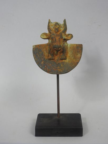 null Elément buste du dieu taureau Apis couronné des cornes hathoriques et pectoral.
Bronze.Syle...