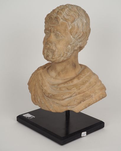 null Bust of a Roman emperor.
Marble. Probably Julian the Apostate. H : 30 cm ; W...