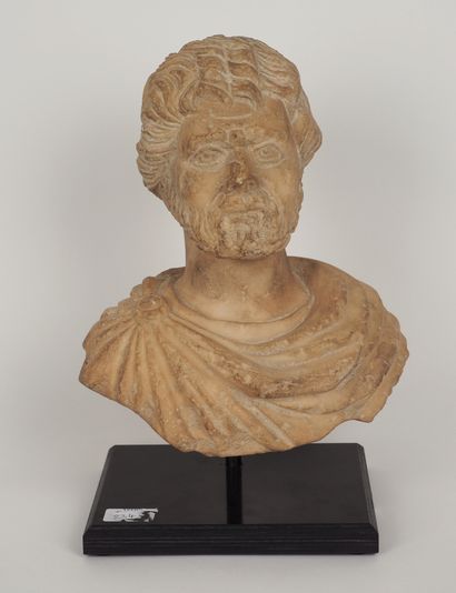 null Bust of a Roman emperor.
Marble. Probably Julian the Apostate. H : 30 cm ; W...