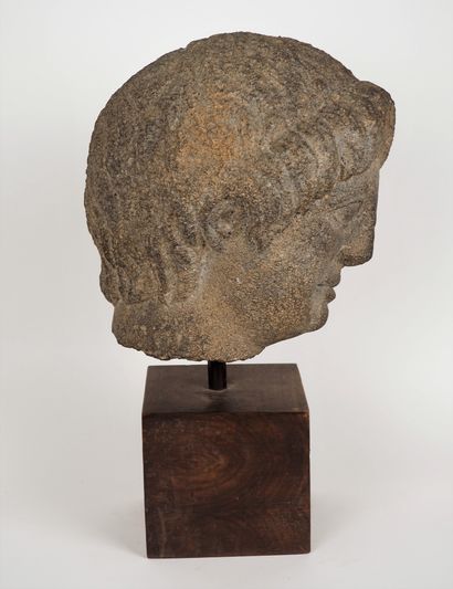 null Head of a young man in basalt with patina.
Hellenistic period from the oriental...