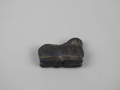 null Bélier couché amulette en lapis lazuli.Premiers millénaires avant J.C.Orient.
En...